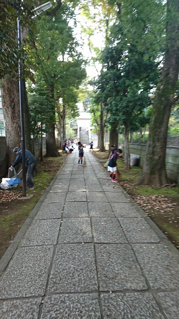 今月の清掃お手伝いは氷川神社さんにてフェニックスさんと かむろ坂さくらまつり